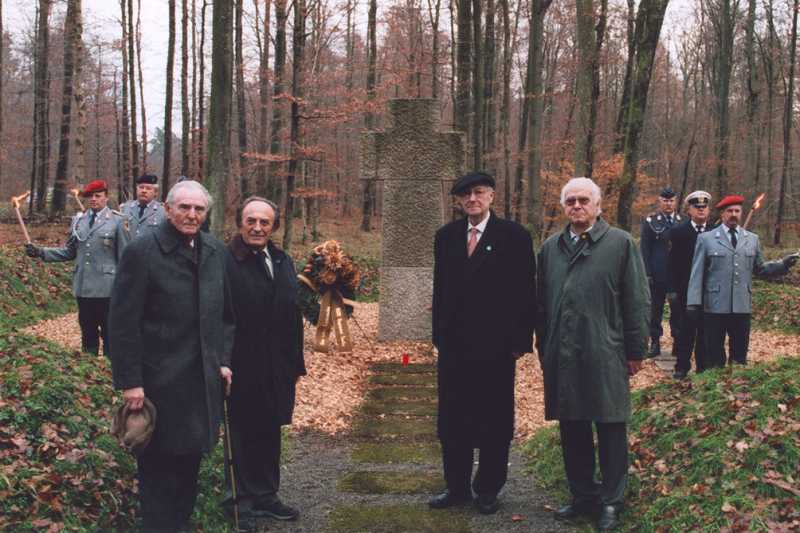 Kameraden der hier gefallenen Soldaten